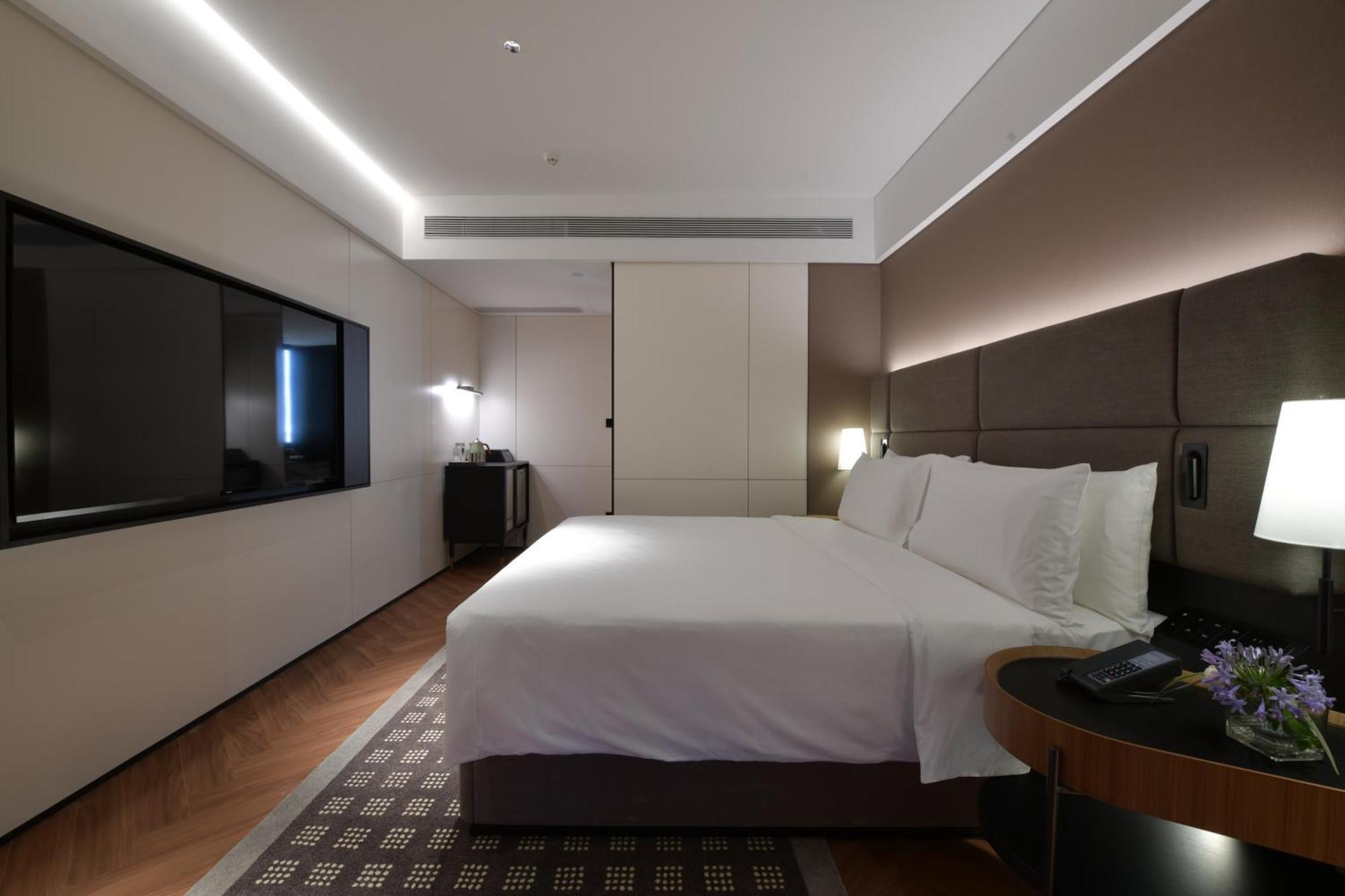 Hotel Intercity Hongqiao Necc 4*