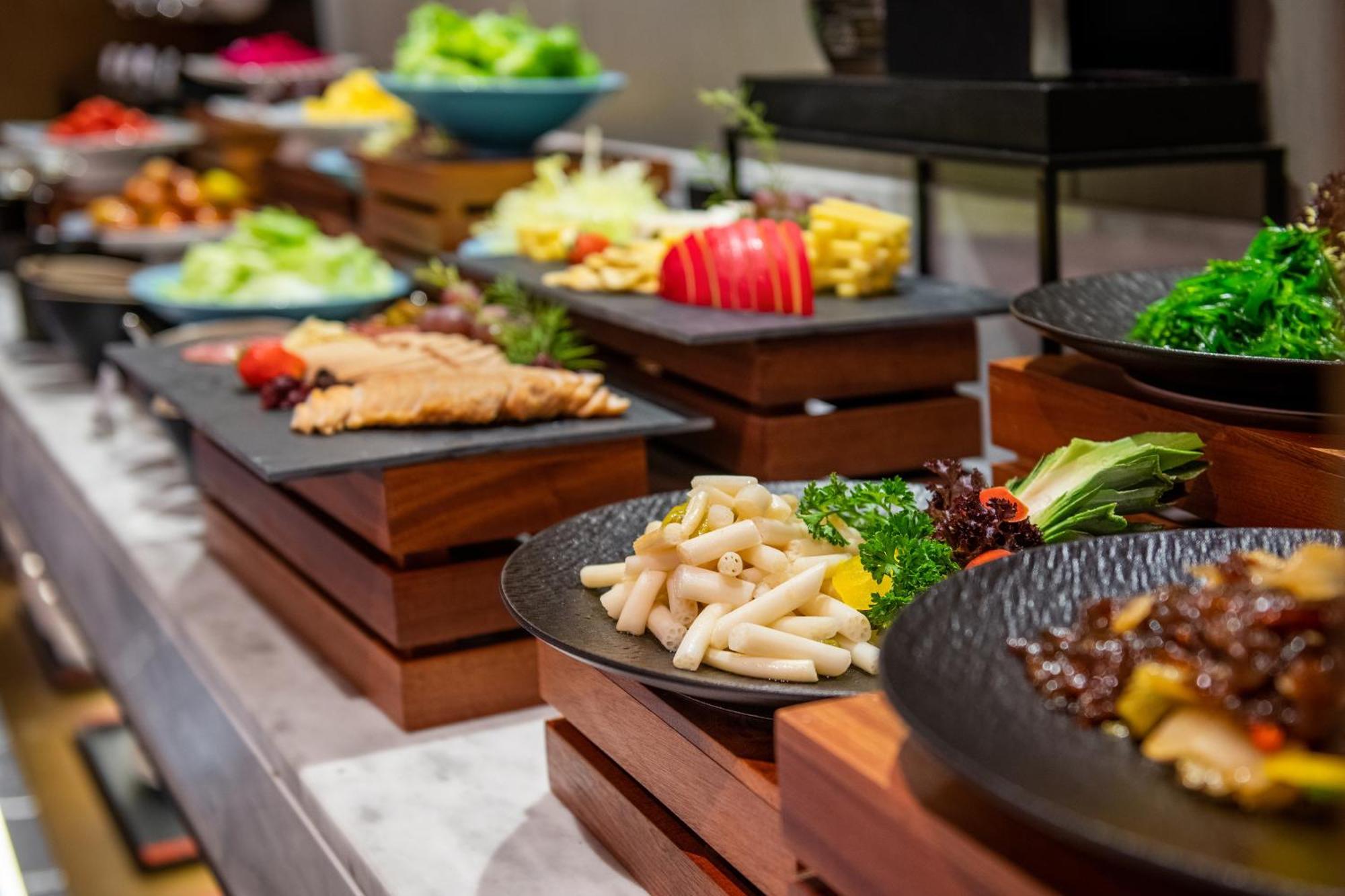 Hotel Intercity Hongqiao Necc 4*